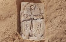 Археологи нашли гипсовый христианский крест в Арабских Эмиратах: чем это важно