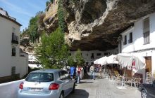 Люди живут буквально под скалой: блогер показала поселок в Испании, который поражает туристов