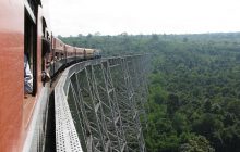 В Мьянме во время боев разрушили уникальный древний мост высотой 100 метров