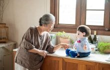 Самотнім пенсіонерам у Південній Кореї роздають балакучих "робовнуків" із ChatGPT