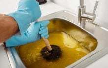 Потрібно засипати склянку цієї речовини в раковину на ніч: як прочистити труби без хімії