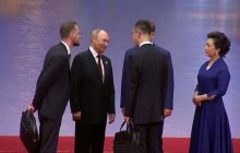Путин прибыл в Китай на саммит: его встретили красной дорожкой и "Калинкой-Малинкой" (видео)