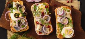 Закусочные бутерброды с селедкой и намазкой: рецепты на скорую руку