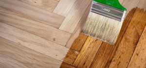 Цей лайфхак 50-х років поверне блиск дерев'яній підлозі: не залишиться жодної подряпини