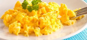 Яичница-болтунья станет вкуснее с неожиданным ингредиентом: забудьте про молоко и масло