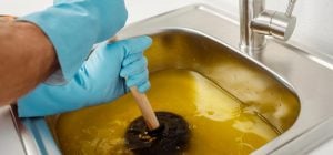 Потрібно засипати склянку цієї речовини в раковину на ніч: як прочистити труби без хімії