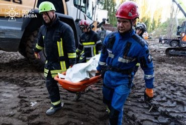 У Києві різко збільшилась кількість загиблих після удару росіян по багатоповерхівці (фото)