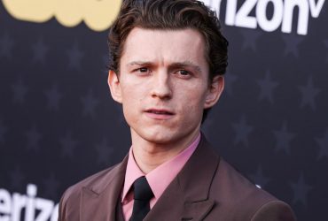 Том Холланд показал первые кадры со съемок фильма Человек-паук (фото)