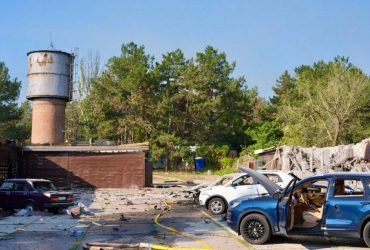 Российские оккупанты сбросили авиабомбы на Запорожский район: есть погибшие и раненые (фото)