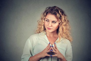 Чому ми радіємо, коли інші люди зазнають невдач: психолог розкрив дві головні причини