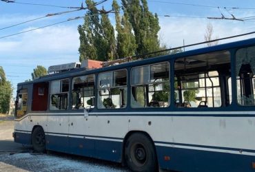 У передмісті Херсона окупанти вдарили по пасажирському автобусу: є загиблі та поранені