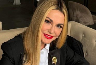 Роскошный цветок: Сумская удивила поклонников образом в ярком купальнике (фото)