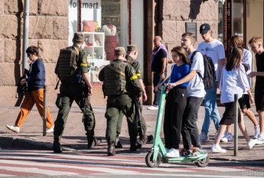 Зеленський запропонував дозволити українцям до 22 років виїжджати за кордон