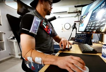 Легальные читы: блогер "встроил" аим-бот прямо в руку для игры в CS2 (видео)