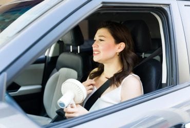 Салон авто в спеку розжарюється до смертельних 50 градусів, але є просте рішення