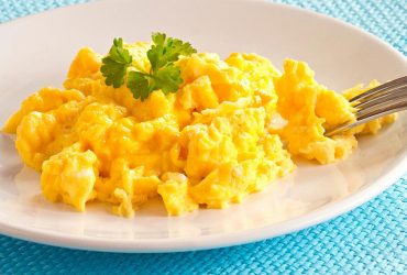 Яєчня-бовтанка стане смачнішою з несподіваним інгредієнтом: забудьте про молоко та олію