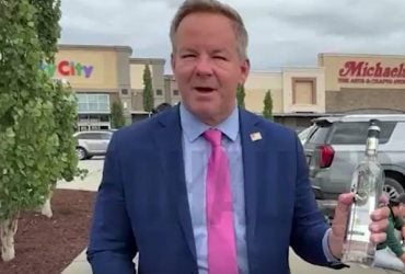 Журналісту, який дорікнув Зеленському за костюм, подарували контрафактну горілку (відео)