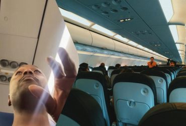 Чоловік поскаржився на пекельний політ через неповажний вчинок пасажира: що сталося