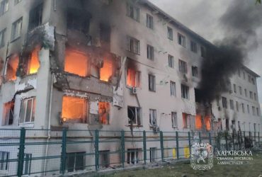 Росіяни вдарили по багатоповерхівці в Харкові: серед загиблих і поранених діти (фото)