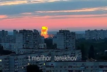 РФ прицільно атакувала будинок в Харкові: під завалами ще можуть бути люди (відео)