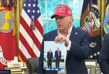 Я подумав, що ви захочете це побачити: Трамп показав, чиє фото зберігає в своєму столі