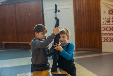 Россияне учат детей 8-летнего возраста бросать гранаты, - репортаж Reuters из спецлагеря