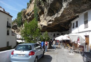 Люди живуть буквально під скелею: блогер показав село в Іспанії, яке вражає туристів