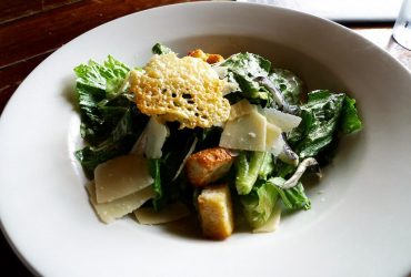 Чем заменить курицу в Цезаре: блогерша поделилась рецептом за 5 минут