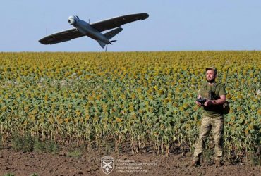 Україна першою в світі почала регулярно використовувати в бою рої дронів на ШІ, - WSJ