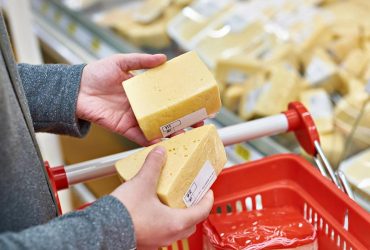 З поличок українських магазинів зникає вітчизняний сир: хто в цьому винен