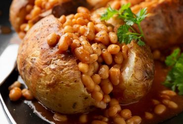 Як приготувати картоплю в мундирі за кілька хвилин без духовки та плити: такого ви не знали