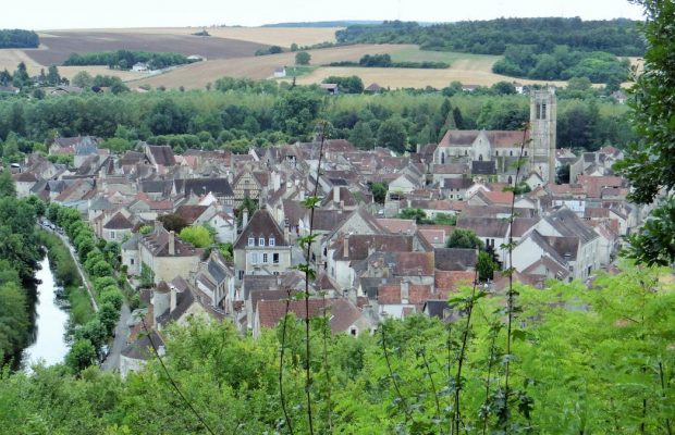 Средневековая деревня в двух часах езды от Парижа может "зайти" туристам: в чем ее секрет