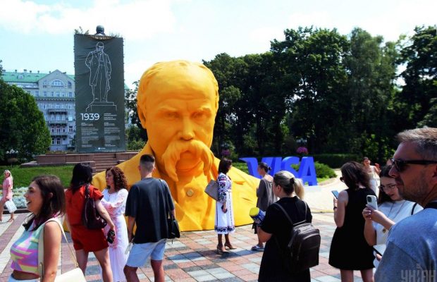 В центре Киева появился 5-метровый Тарас Шевченко (фоторепортаж)