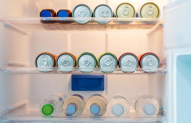 Не судіть суворо: блогерка поділилася хитрим трюком, щоб уникнути переплат у мінібарі готелю