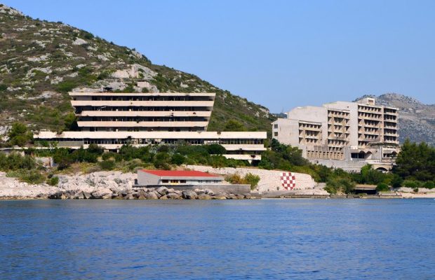 Приморский курорт настолько полон заброшенных отелей, что его собираются снести