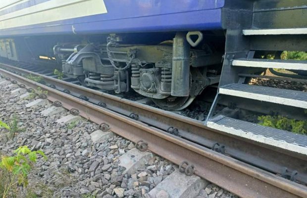 На Закарпатті зійшли з колії кілька вагонів пасажирського поїзда: що відомо