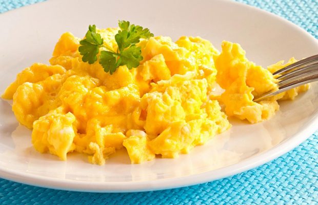 Яичница-болтунья станет вкуснее с неожиданным ингредиентом: забудьте про молоко и масло