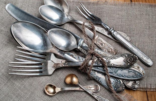 Ложки и вилки будут блестеть: это копеечное средство убирает налет и ржавчину