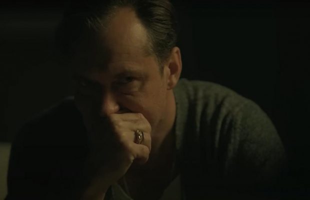 Netflix показав трейлер кримінального серіалу "Чорний кролик" з Джудом Лоу та Джейсоном Бейтманом