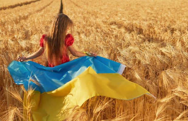 День прапора в Україні 2025: історія дати та листівки до Дня державного символу