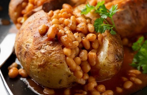 Как приготовить картошку в мундире за пару минут без духовки и плиты: такого вы не знали