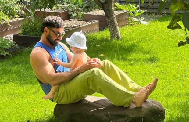 Вже сміливо ходить: Козловський поділився зворушливим відео із 1,5-річним сином