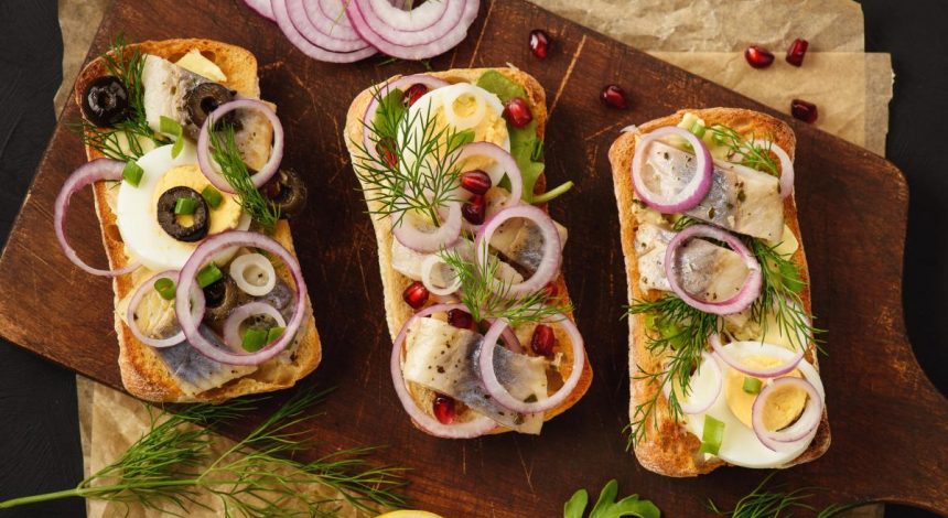 Закусочные бутерброды с селедкой и намазкой: рецепты на скорую руку