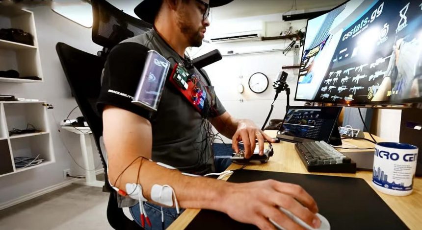 Легальные читы: блогер "встроил" аим-бот прямо в руку для игры в CS2 (видео)