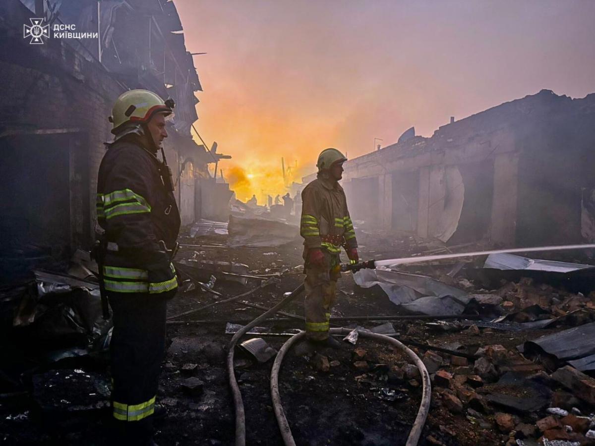 Оккупанты ударили по Киевской области / фото ГСЧС Оккупанты ударили по Киевской области / фото ГСЧС