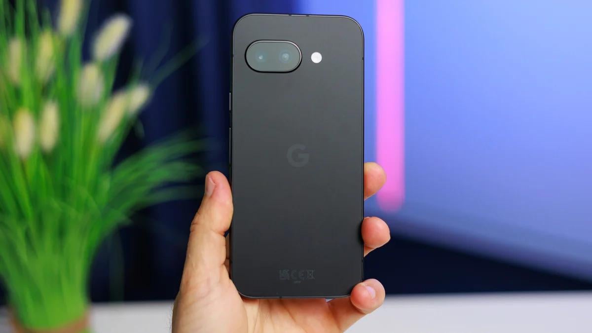 Google Pixel 10a приписывают прошлогодний чип Tensor G4 и устаревшую память / фото Phone Arena Google Pixel 10a приписывают прошлогодний чип Tensor G4 и устаревшую память / фото Phone Arena