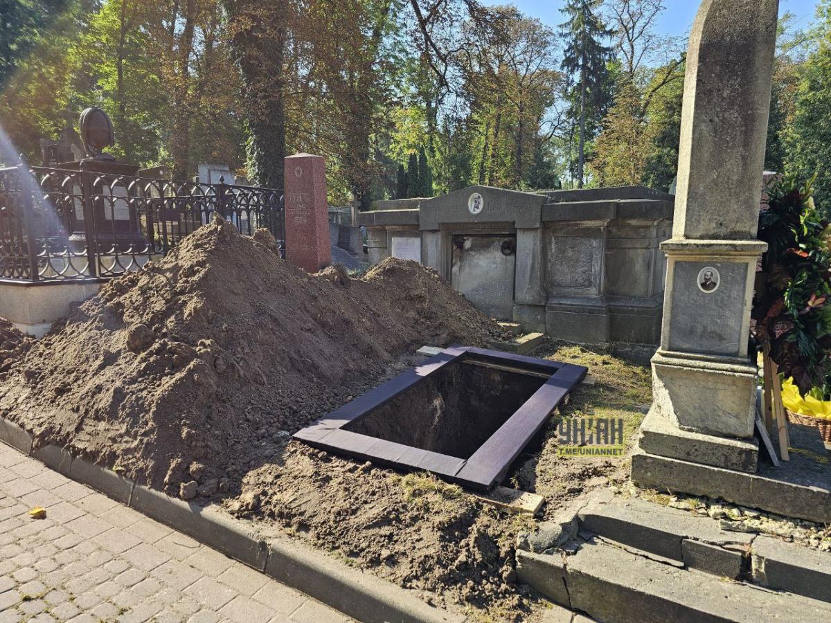 Місце захоронення Парубія / фото УНІАН, Дмитро Ключко Місце захоронення Парубія / фото УНІАН, Дмитро Ключко