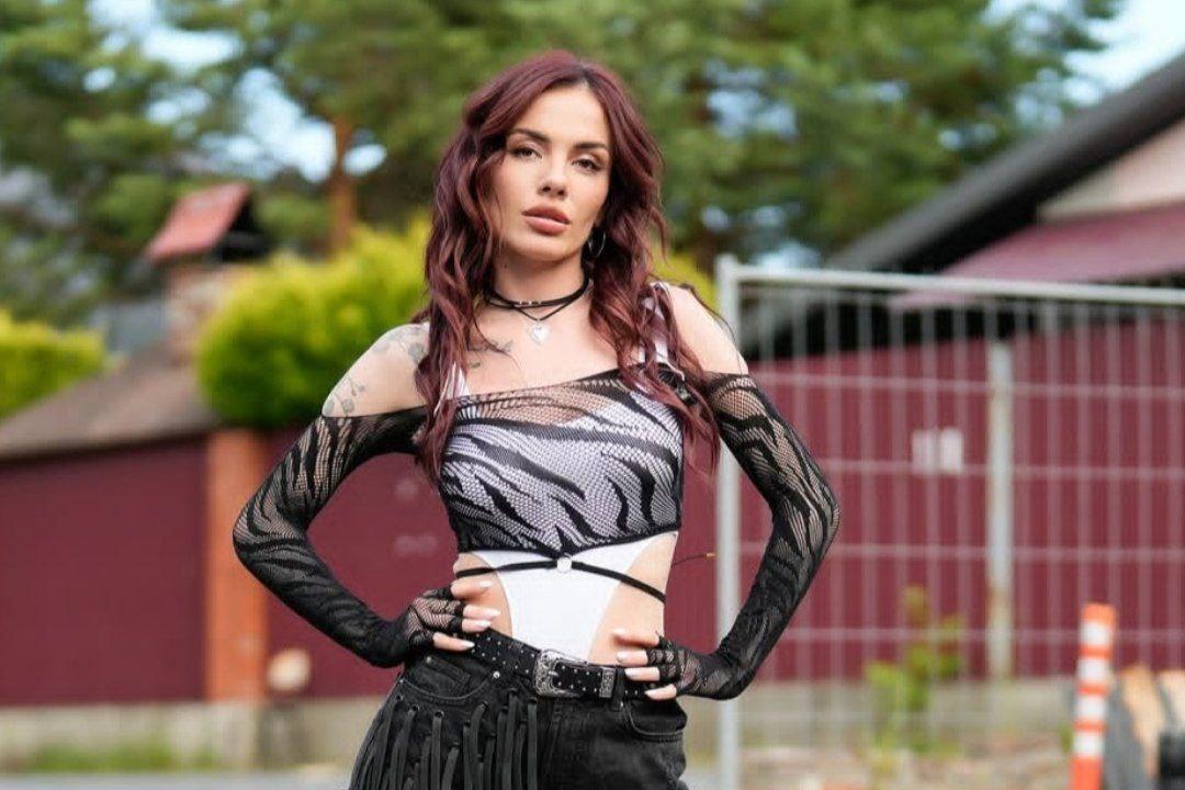 MamaRika провела концерт с травмой колена / фото instagram.com/mamarika_official MamaRika провела концерт с травмой колена / фото instagram.com/mamarika_official