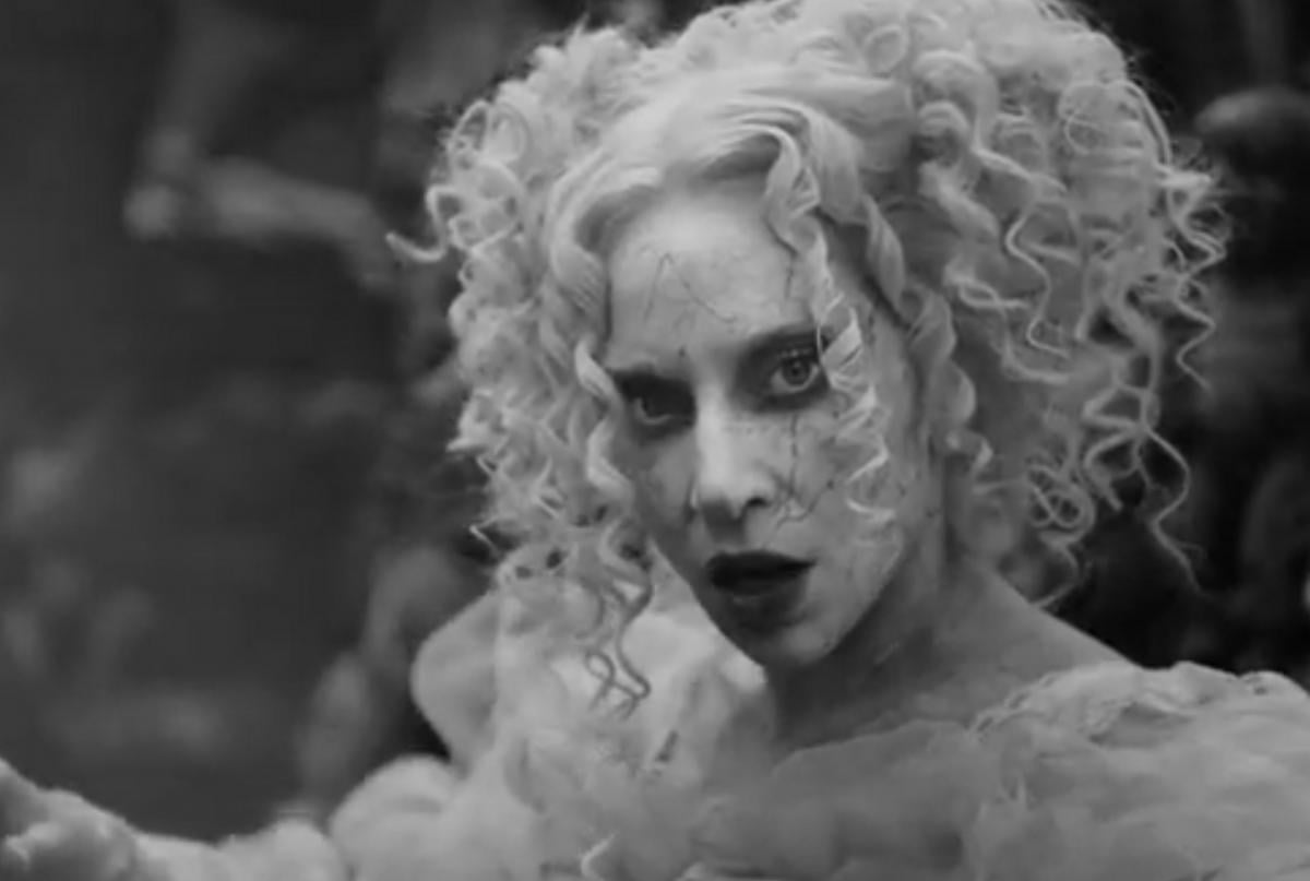 Леді Гага випустила трек The Dead Dance і кліп до нього / скріншот Леді Гага випустила трек The Dead Dance і кліп до нього / скріншот