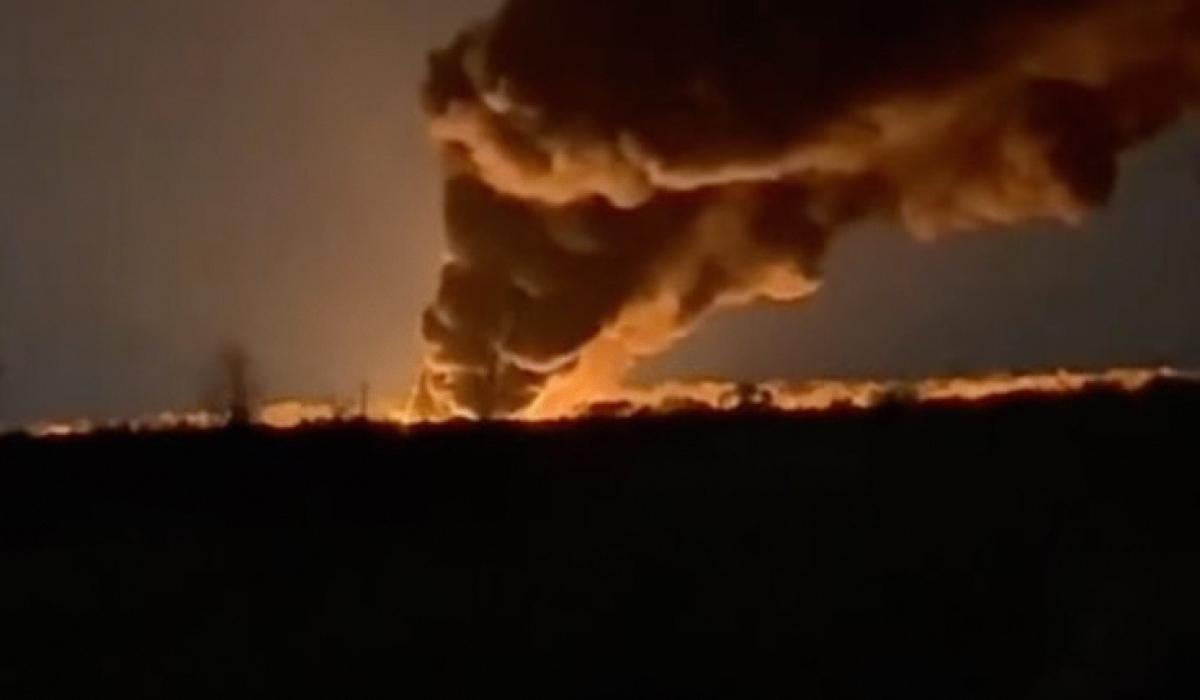 В Луганске пылает нефтебаза / кадр из видео В Луганске пылает нефтебаза / кадр из видео